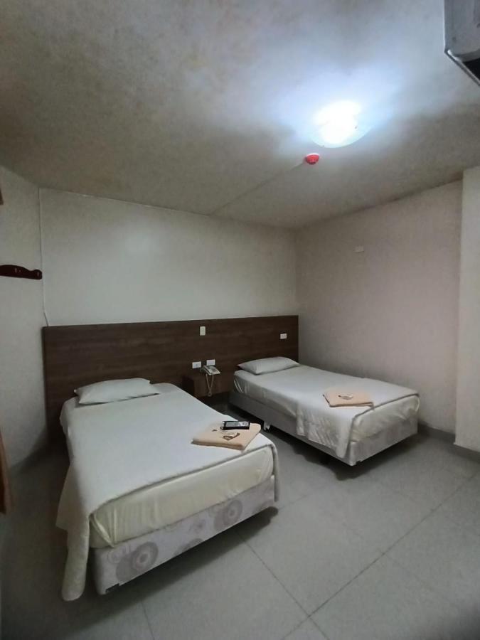 Hotel Quezada Hermanos Santo Domingo de los Colorados Exteriör bild