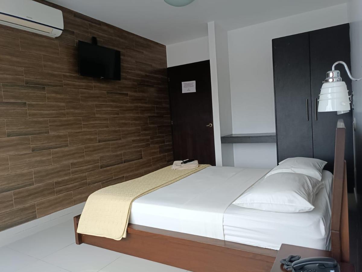 Hotel Quezada Hermanos Santo Domingo de los Colorados Exteriör bild