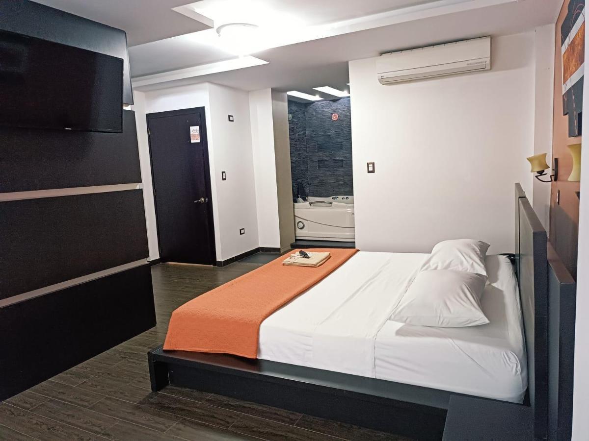 Hotel Quezada Hermanos Santo Domingo de los Colorados Exteriör bild