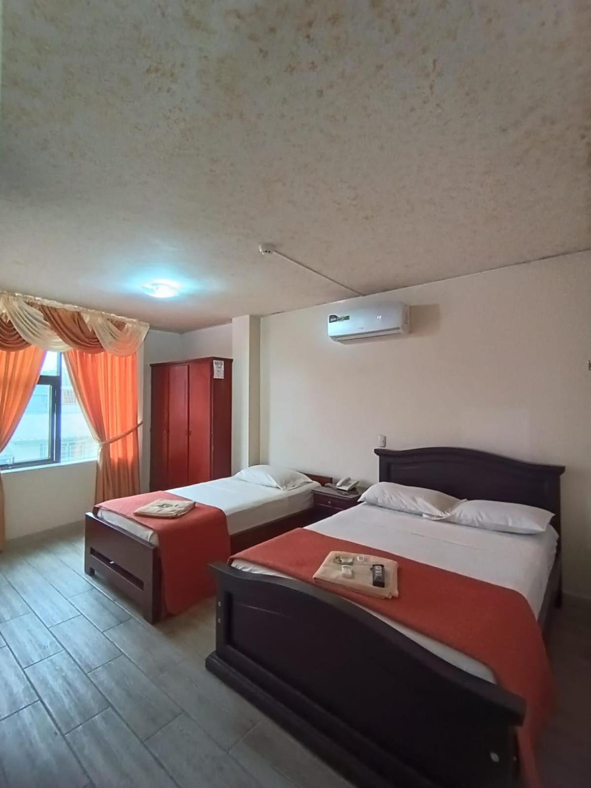 Hotel Quezada Hermanos Santo Domingo de los Colorados Exteriör bild