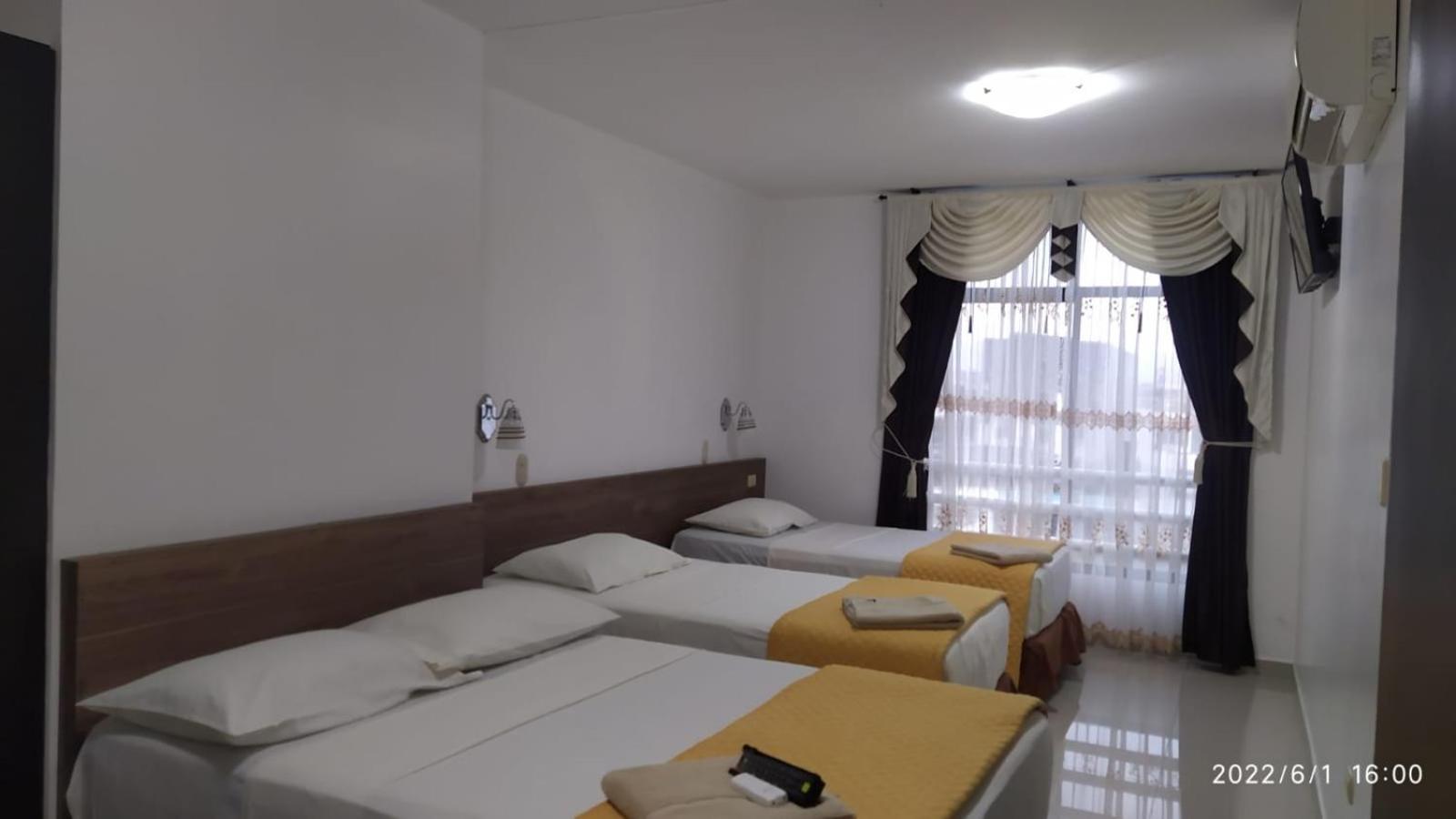 Hotel Quezada Hermanos Santo Domingo de los Colorados Exteriör bild